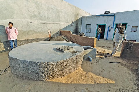 चिड़ावा पंचायत समिति क्षेत्र के जखोड़ा गांव में
एक घर में बना टांका (फोटो: विकास चौधरी / सीएसई )