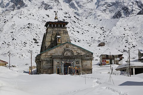 केदारनाथ में इस सीजन में अब तक दस फीट तक बर्फ गिर चुकी है जिससे न्यूनतम तापमान माइनस दस डिग्री तक पहुंच गया है। Credit: Lakki Rawat