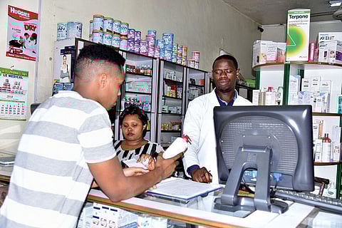 नकली दवा की बिक्री को देखते हुए अफ्रीका में दवाओं के निर्यात के स्थान पर उत्पादन पर जोर दिया जा रहा है (फोटो: क्रिस्टोफ हितायेजू)