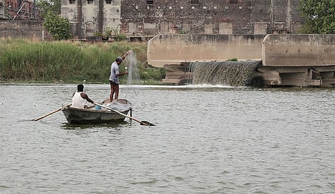 गंगा नदी में औद्योगिक प्रदूषण मछलियों को खत्म कर रहा है जिससे मछुआरों की आजीविका प्रभावित हो रही है (विकास चौधरी / सीएसई)
