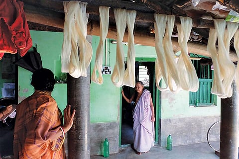 पश्चिम बंगाल की महिलाएं कच्चे कपास को पर्यावरण अनुकूल जमदानी में बदल रही हैं (फोटो: मौसमी बासु)