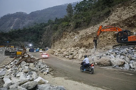 ऋषिकेश के पास मुनि की रेती में जारी सड़क निर्माण कार्य। Credit: Vikas choudhary
