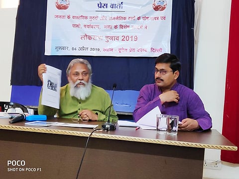 दिल्ली स्थित महिला प्रेस क्लब में पत्रकारों से बात करते जलपुरुष राजेंद्र सिंह और संजय सिंह, फोटो: भागीरथ