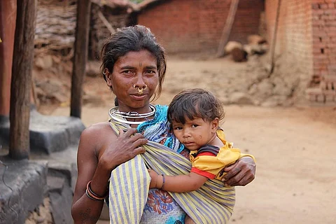 A Kond woman carrying her daughter in Durukhal village, Odisha. Photo: Abhijit Mohanty