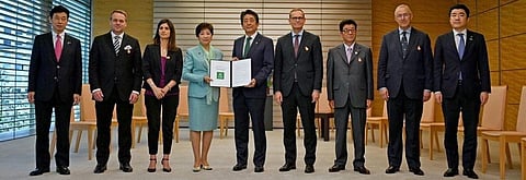 Mayors from Urban20 cities presenting the 2019 Urban 20 Tokyo Mayors Summit Communiqué to Japanese Prime Minister Shinzo Abe ahead of G20 Summit. Photo: Twitter (@urban20_tokyo)