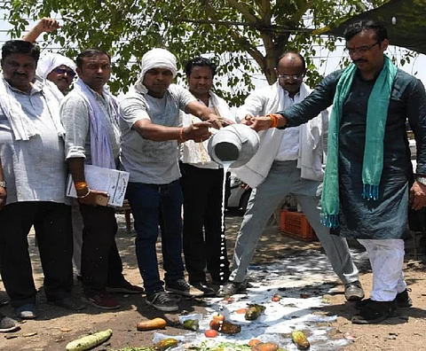अपनी मांगों के समर्थन में भोपाल में प्रदर्शन करते एक किसान संगठन के प्रतिनिधि। Photo: Manish Chandra Mishra