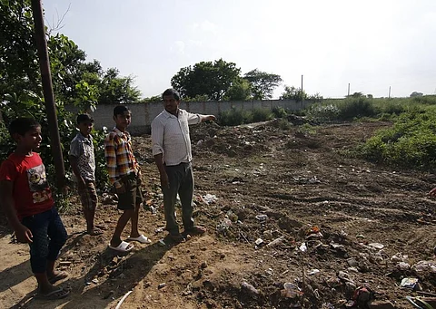 रानीखेड़ा गांव के लोग वह जगह दिखाते हुए, जहां गांव भर का कचरा इकट्ठा होता है और उसका वहीं निस्तारण कर दिया जाता है। Photo: Adithyan P C