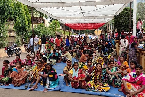 किरंदुल में एनएमडीसी दफ्तर के बाहर धरने पर बैठे आदिवासी। Photo: Mangal Kunjam