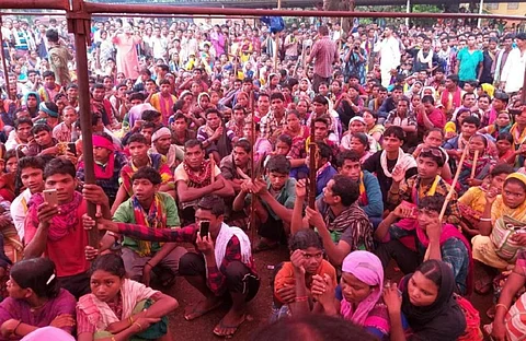 छतीसगढ़, बस्तर में अदानी समूह को खदान लीज पर दिए जाने के विरोध में धरना देते आदिवासी। फोटो: पुरुषोत्तम सिंह ठाकुर