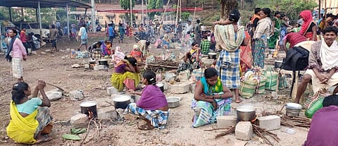 धरना स्थल पर खाना बनाती आदिवासी महिलाएं। फोटो: पुरुषोत्तम सिंह ठाकुर