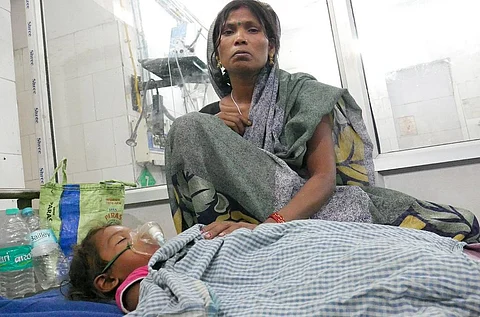 अस्पताल में भर्ती चमकी बुखार से पीड़ित बच्चा। फोटो: पुष्यमित्र