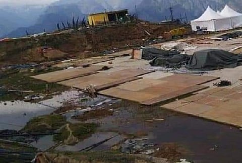 औली में शाही शादी के एक सप्ताह के बाद वहां सीवर का पानी बाहर बह रहा है। फोटो: त्रिलोचन भट्ट