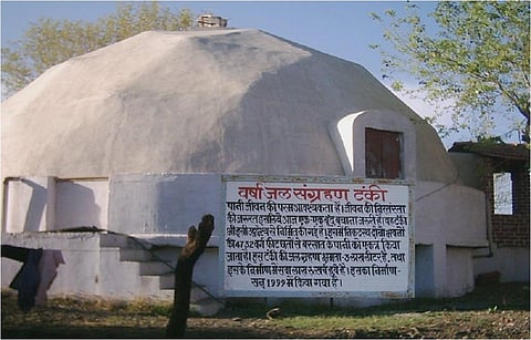 बारिश के पानी को इस टंकी में सालभर जमा किया जाता है जिसका उपयोग गर्मी के दिनों में होता है। फोटो: मनीष चंद्र मिश्रा