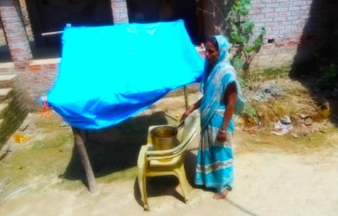 घर के बाहर प्लास्टिक का शेड बना कर ऐसे पानी बचाते हैं लोग। फोटो: उमेश कुमार राय