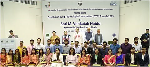 नई-नई खोज करने वाले युवाओं को मिला पुरस्कार