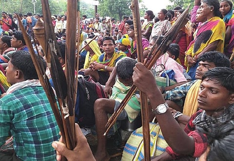 नंदराज पर्वत में खनन का काम अदानी समूह को दिए जाने के विरोध में एनएमडीसी कार्यालय के बाहर धरना देते आदिवासी (पुरुषोत्तम ठाकुर)