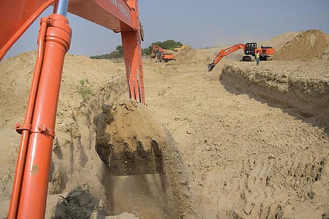 लहसड़ी बांध को बचाने के नाम पर तीन किलोमीटर और 30 मीटर चौड़ी राप्ती नदी की नई धारा के लिए किसानों की जमीन कब्जा कर जेसीबी से खुदाई जारी है (फोटो: अभिनव राज चतुर्वेदी)