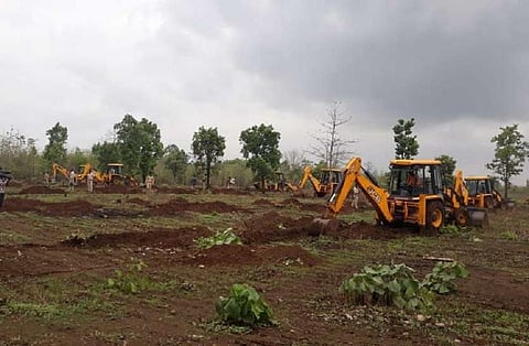 बुरहानपुर में अतिक्रमण हटाने की कोशिश में प्रशासन का अमला। फोटो: मनीष चंद्र शर्मा