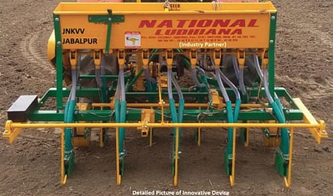 जबलपुर कृषि विश्वविद्यालय द्वारा विकसित की गई सीड ड्रिल मशीन। फोटो: मनीष चंद्र मिश्रा