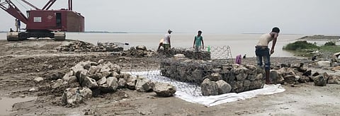 Workmen constructing dykes on the Kosi Barrage in Bihar's Supaul district. Photo: Krishna Mishra