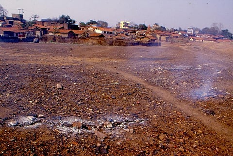 झरिया में जमीन से निकलता धुआं। फोटो: अमित शंकर