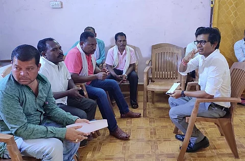 ग्राम सभा मे अपना बयान दर्ज करते हुए ग्रामीण और जांच अधिकारी। फोटो: मंगल कुंजम