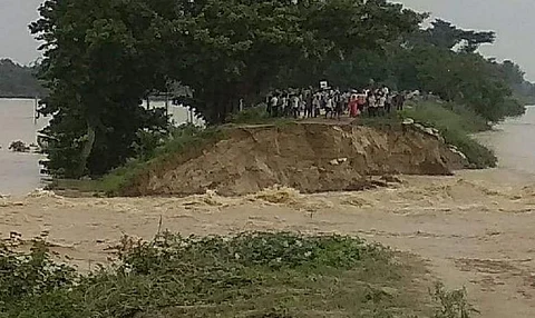 बिहार, मधुबनी के नरुआर गांव में तटबंध टूट गया, जिससे हजारों की आबादी बाढ़ से घिर गयी। फोटो: पुष्यमित्र