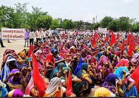 वन अधिकार कानून को लेकर मध्यप्रदेश के बुरहानपुर में आदिवासियों ने प्रदर्शन किया। फोटो: मनीष चंद्र मिश्रा
