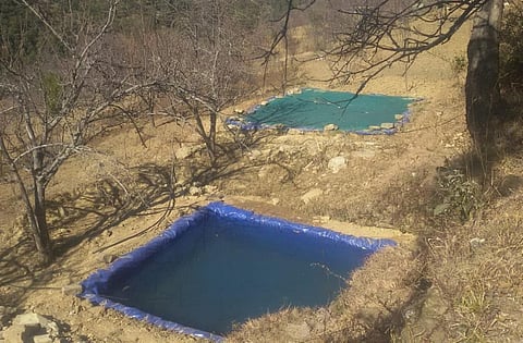 उत्तराखंड के नैनीताल जिले के रामगढ़ और धारी विकासखंडों में इस तरह के गड्ढे बना कर पानी बचाया जा रहा है। फोटो: त्रिलोचन भट्ट