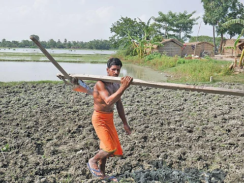 मुजफ्फरपुर में यह किसान अपने परंपरागत पेशे का अंतिम उत्तराधिकारी है (फोटो: सत्यम कुमार झा)