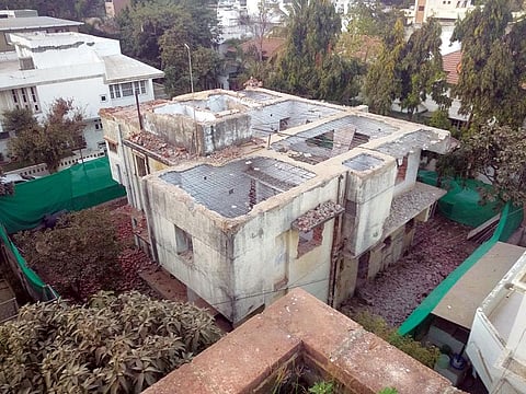 अहमदाबाद में एक इमारत को तोड़ने का काम चल रहा है। इस शहर ने तोड़फोड़ से निकले मलबे के पुनर्चक्रण के लिए संयंत्र स्थापित कर लिया है (अविकल सोमवंशी/ सीएसई)