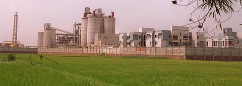 A cement factory in Howarh, West Bengal. The CAG noticed that for two cement projects under the B1 category, SEIAA granted environmental clearance based on the Environment Impact Assessment reports prepared by the project proponents themselves. Photo: Wikimedia Commons