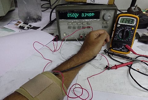 लचीले हीटर से हाथ की सिंकाई। फोटो: साइंस वायर