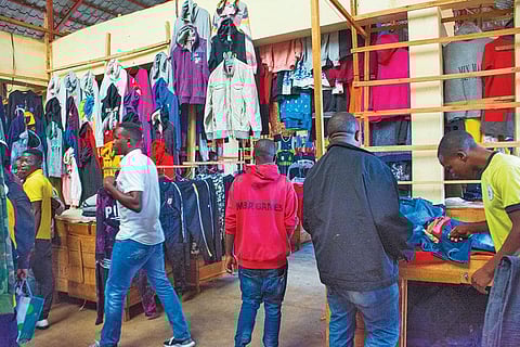 रवांडा के रुसीजी जिले में पुराने कपड़ों की मार्केट में कर बढ़ने पर कपड़ों की बिक्री पर काफी असर पड़ा है (क्रिस्टोफ हितायेजू)