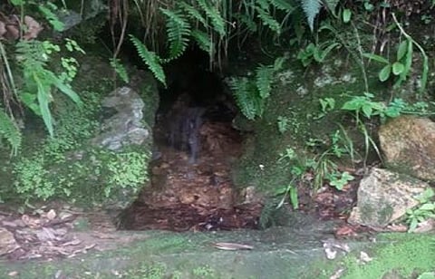 टिहरी जनपद के सेम मुखेम में यह चश्मा बरसात के दिनों में भरपूर पानी देता था। अब इससे नाममात्र का पानी आ रहा है। फोटो: प्रेम बहुखंडी