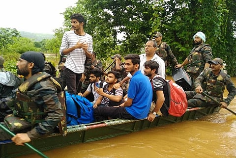 महाराष्ट्र के सांगली जिले में बाढ़ में फंसे लोगों की मदद करते सेना के जवान। फोटो: https://twitter.com/adgpi
