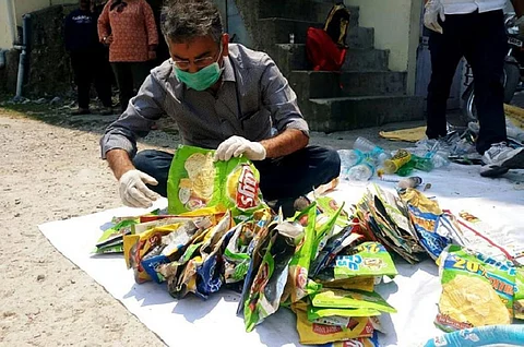 उत्तराखंड के मसूरी में मल्टी लेयर प्लास्टिक रैपर एकत्र करते गति फाउंडेशन के अनूप नौटियाल: फोटो: त्रिलोचन भट्ट