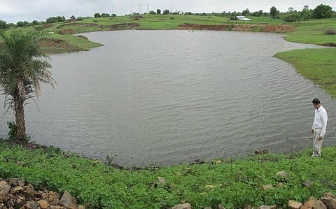 मध्य प्रदेश के झाबुआ में स्थित गांव मनासिया में बनाया गया तालाब।