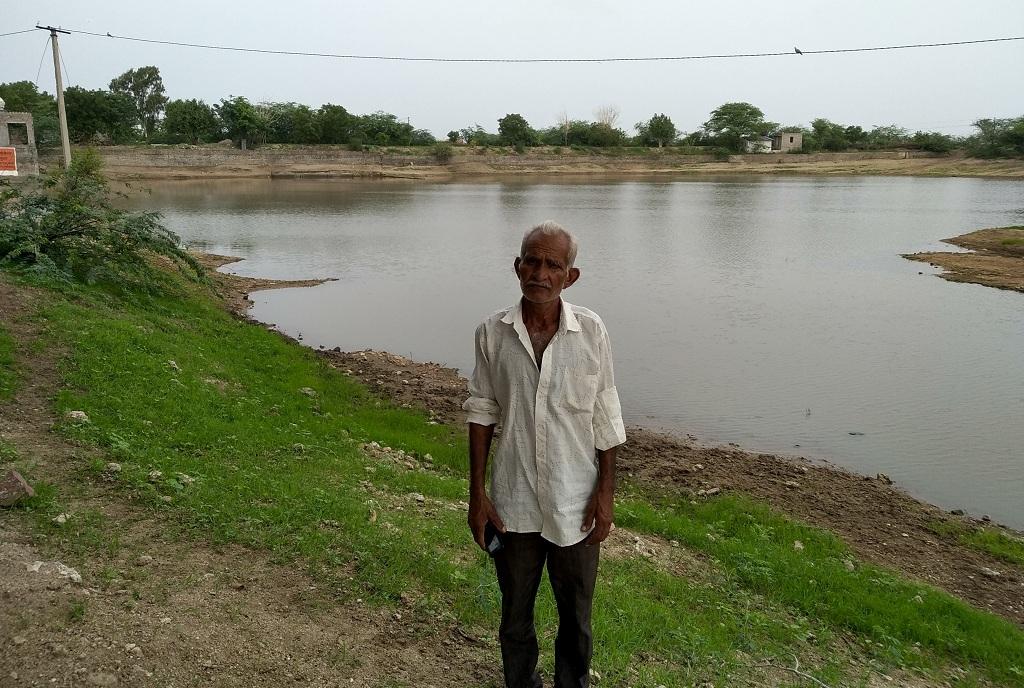 साफ तालाब के पास खड़े भंवर लाल । फोटो: डीटीई