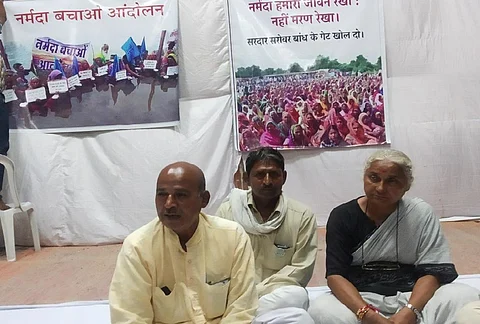 नर्मदा बचाओ आन्दोलन से जुड़े पीड़ित और सामाजिक कार्यकर्ता ने भोपाल आकर अधिकारियों को अपनी समस्या बताई। मंच पर उपस्थित मेधा पाटकर। फोटो: मनीष चंद्र मिश्रा