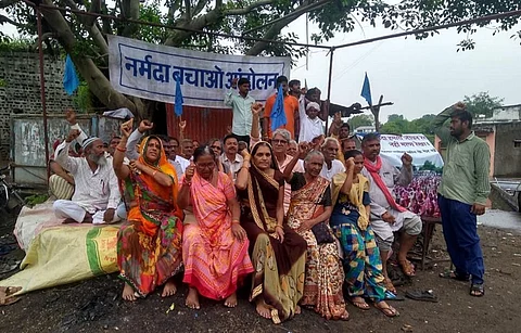 सरदार सरोवर बांध का जल स्तर बढ़ने के बाद गांव डूबने के विरोध में सत्याग्रह करते हुए गांव कड़माल के लोग। फोटो: रहमत