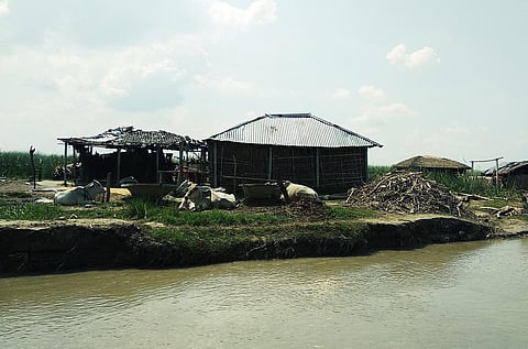 कोसी नदी के किनारे बने घर कभी भी कटाव की चपेट में आ सकते हैं। फोटो: उमेश कुमार राय