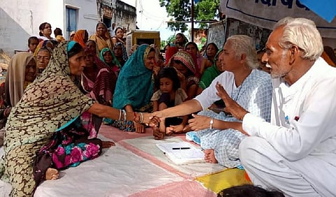 डूब पीड़ितों से बात करती मेधा पाटकर। फोटो: रहमत