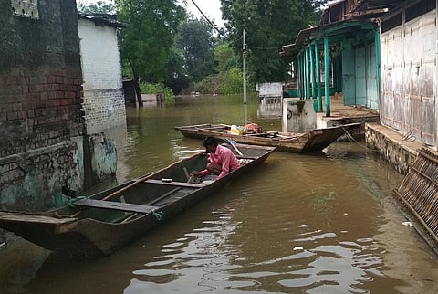 सरदार सरोवर बांध के डूब क्षेत्र में आए गांवों में पानी भर आया है, पुनर्वास के बिना लोग गांव में ही रहने को मजबूर हैं। फोटो: मनीष चंद्र मिश्रा