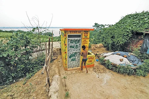 उत्तर प्रदेश के बांदा जिले में यमुना के तट पर बसे ओडीएफ ग्राम पंचायत बेंदा में स्थित इज्जत घर (विकास चौधरी / सीएसई)