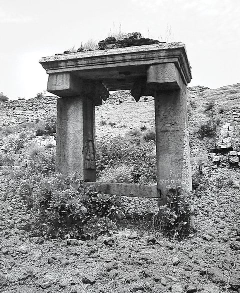 अपने बसाए गए नगर नागलपुरा को पेयजल और सिंचाई का पानी उपलब्ध कराने के लिए कृष्णदेव राय ने पुर्तगाली इंजीनियर की मदद से रायरकेरे तालाब का निर्माण कराया। उसी तालाब का फाटक (ए श्रीनिवास / सीएसई)