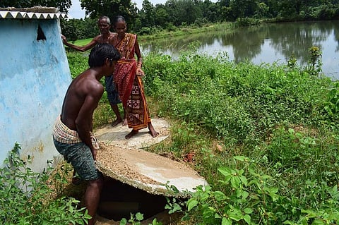 उड़ीसा के एक गांव कनकपुर में बना शौचालय, जहां गड्ढे का कवर सही ढ़ंग से नहीं लगा है, जो पूरी तरह सील होना चाहिए। फोटो: प्रियरंजन साहू