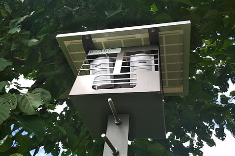 फसलों को जंगली जानवरों से बचाने के लिए लगाया गया सोलर उपकरण। फोटो: वर्षा सिंह