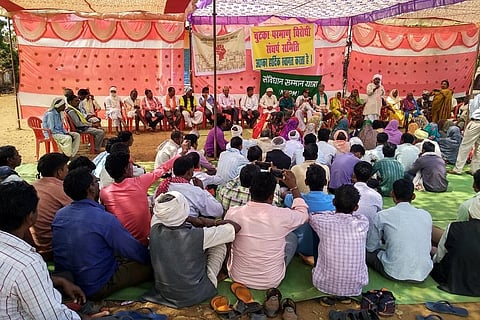 चुटका परमाणु विद्युत परियोजना के खिलाफ बैठक करते आदिवासी। फाइल फोटो: राजकुमार सिन्हा