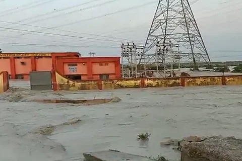उत्तर प्रदेश के शक्ति नगर में एनटीपीसी विंध्याचल का शाहपुर स्थित विशालकाय ऐशडैम (राखड़ बांध) टूट गया है। फोटो: डीटीई